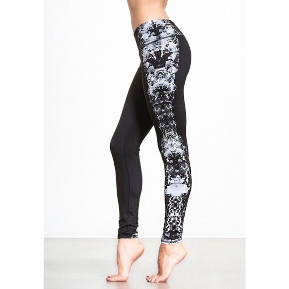 Alo Yoga Pants - Alo Yoga airbrush leggings crystal black print size xs